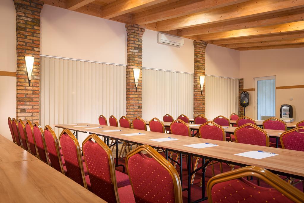 Hotel Honti Wellness Es Konferencia Szalloda วิเชกราด ภายนอก รูปภาพ