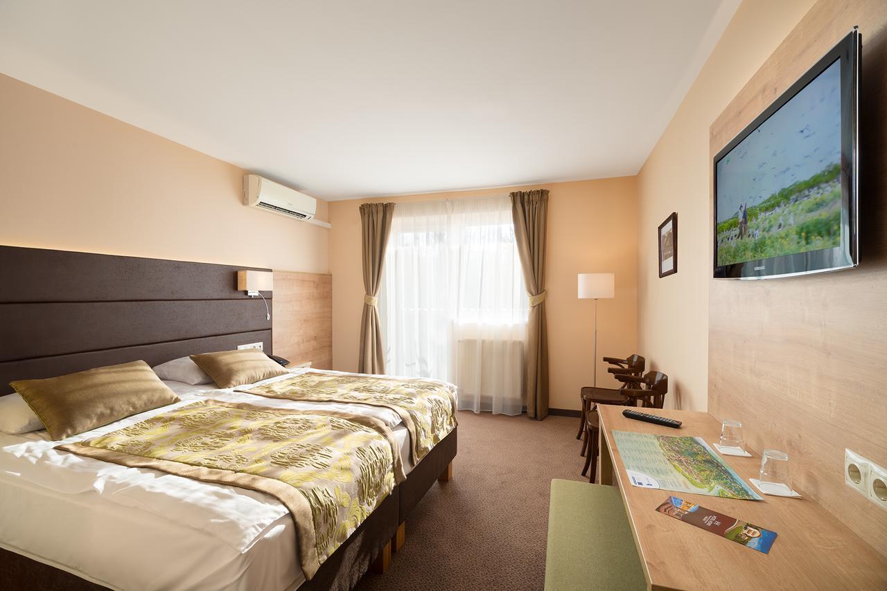 Hotel Honti Wellness Es Konferencia Szalloda วิเชกราด ภายนอก รูปภาพ