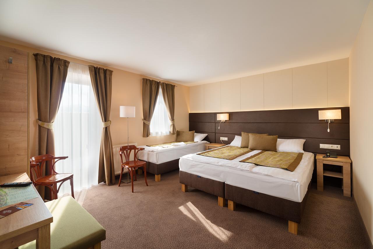 Hotel Honti Wellness Es Konferencia Szalloda วิเชกราด ภายนอก รูปภาพ
